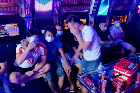 Kiểm tra quán karaoke rạng sáng, phòng chủ đầy dao, phòng khách đầy ma túy - Ảnh 1. Kiểm tra quán karaoke rạng sáng, phòng chủ đầy dao, phòng khách đầy ma túy - Ảnh 1.