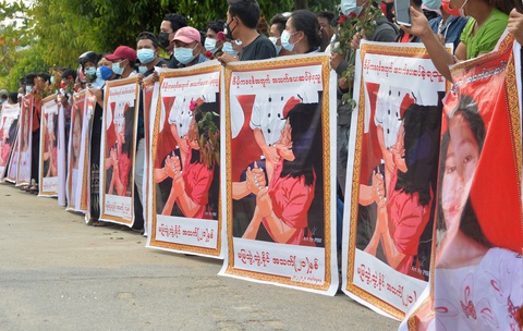 Người dân Myanmar đưa tiễn nữ anh hùng tuổi 20 - Ảnh 3. Người dân Myanmar đưa tiễn nữ anh hùng tuổi 20 - Ảnh 3.