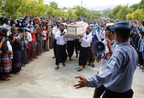 Người dân Myanmar đưa tiễn nữ anh hùng tuổi 20 - Ảnh 5. Người dân Myanmar đưa tiễn nữ anh hùng tuổi 20 - Ảnh 5.