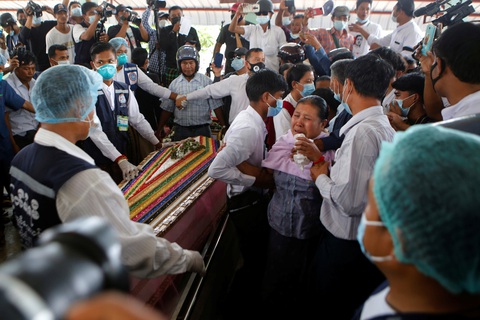 Người dân Myanmar đưa tiễn nữ anh hùng tuổi 20 - Ảnh 6. Người dân Myanmar đưa tiễn nữ anh hùng tuổi 20 - Ảnh 6.