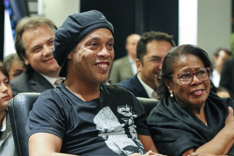 Mẹ Ronaldinho qua đời vì biến chứng COVID-19 - Ảnh 1. Mẹ Ronaldinho qua đời vì biến chứng COVID-19 - Ảnh 1.