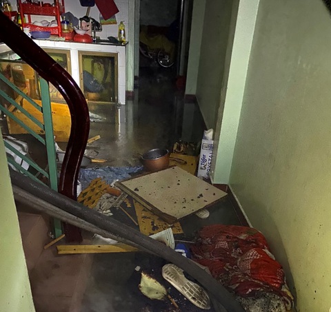 Cứu hỏa bảo vệ 40 triệu đồng khỏi đám cháy cho hai vợ chồng nghèo ở nhà thuê - Ảnh 3. Cứu hỏa bảo vệ 40 triệu đồng khỏi đám cháy cho hai vợ chồng nghèo ở nhà thuê - Ảnh 3.