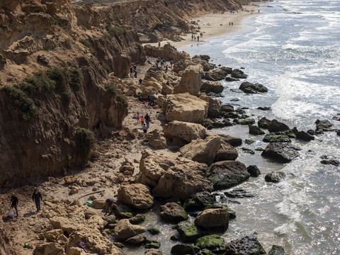 Sự cố tràn dầu thảm họa, Israel đóng cửa toàn bộ bãi biển Địa Trung Hải - Ảnh 1. Sự cố tràn dầu thảm họa, Israel đóng cửa toàn bộ bãi biển Địa Trung Hải - Ảnh 1.