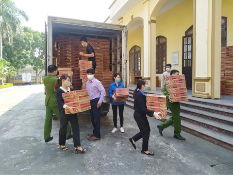 Đông đảo người dân đến với phiên chợ 0 đồng của MC Đại Nghĩa giải cứu nông sản Hải Dương - Ảnh 6. Đông đảo người dân đến với phiên chợ 0 đồng của MC Đại Nghĩa giải cứu nông sản Hải Dương - Ảnh 6.