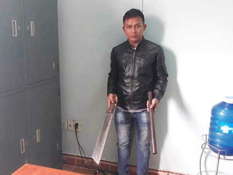 Nhóm thanh niên đánh người trên xe đến công an trình diện, giao nộp hung khí - Ảnh 1. Nhóm thanh niên đánh người trên xe đến công an trình diện, giao nộp hung khí - Ảnh 1.