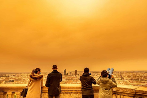 Cát bụi Sahara nhuộm cam nhiều nơi của châu Âu - Ảnh 6. Cát bụi Sahara nhuộm cam nhiều nơi của châu Âu - Ảnh 6.