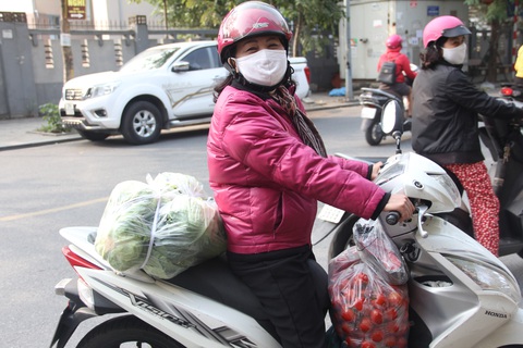 Đông đảo người dân đến với phiên chợ 0 đồng của MC Đại Nghĩa giải cứu nông sản Hải Dương - Ảnh 5. Đông đảo người dân đến với phiên chợ 0 đồng của MC Đại Nghĩa giải cứu nông sản Hải Dương - Ảnh 5.