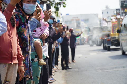 Xúc động hàng ngàn người dân tiễn đưa nguyên Phó thủ tướng Trương Vĩnh Trọng về nơi an nghỉ - Ảnh 7. Xúc động hàng ngàn người dân tiễn đưa nguyên Phó thủ tướng Trương Vĩnh Trọng về nơi an nghỉ - Ảnh 7.