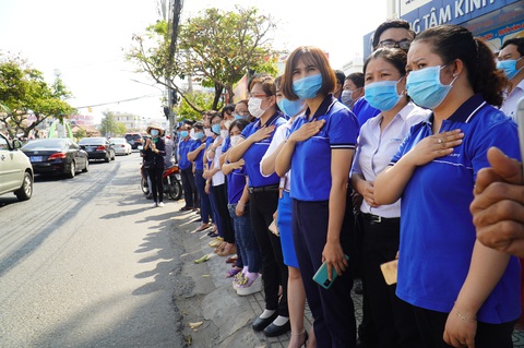 Xúc động hàng ngàn người dân tiễn đưa nguyên Phó thủ tướng Trương Vĩnh Trọng về nơi an nghỉ - Ảnh 6. Xúc động hàng ngàn người dân tiễn đưa nguyên Phó thủ tướng Trương Vĩnh Trọng về nơi an nghỉ - Ảnh 6.