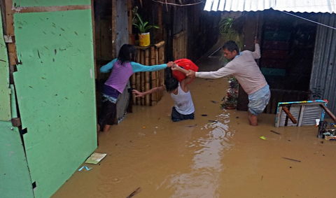 Bão Dujuan đã suy yếu thành áp thấp nhiệt đới - Ảnh 1. Bão Dujuan đã suy yếu thành áp thấp nhiệt đới - Ảnh 1.