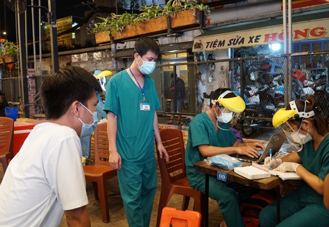 Lấy mẫu xét nghiệm COVID-19 ngay tại quán, dân nhậu vội vã tính tiền ra về - Ảnh 2. Lấy mẫu xét nghiệm COVID-19 ngay tại quán, dân nhậu vội vã tính tiền ra về - Ảnh 2.