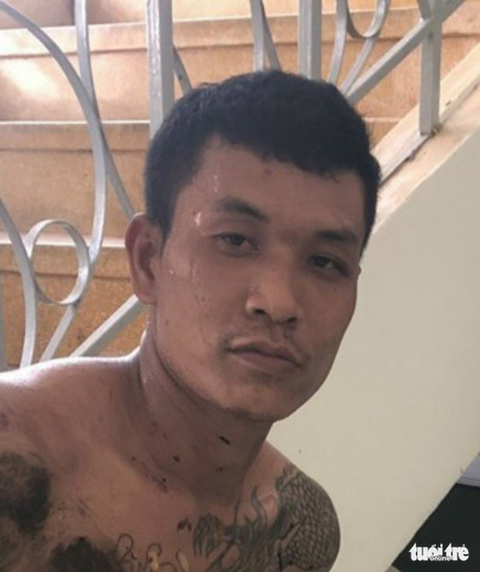 Khởi tố thanh niên ngáo đá xông vào quán cà phê chém trọng thương 3 người - Ảnh 3. Khởi tố thanh niên ngáo đá xông vào quán cà phê chém trọng thương 3 người - Ảnh 3.