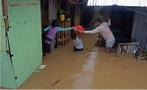 Hơn 5.000 người ở Philippines phải sơ tán để tránh cơn bão số 1 năm 2021 - Ảnh 1. Hơn 5.000 người ở Philippines phải sơ tán để tránh cơn bão số 1 năm 2021 - Ảnh 1.