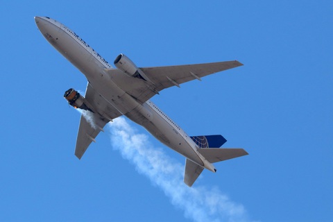 Boeing ngừng bay toàn bộ dòng 777 sau sự cố cháy động cơ - Ảnh 1. Boeing ngừng bay toàn bộ dòng 777 sau sự cố cháy động cơ - Ảnh 1.