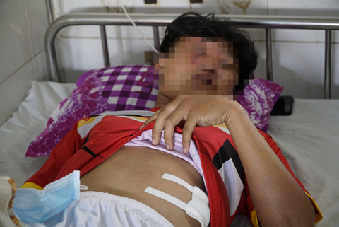 Vào tận trường ép học sinh lớp 12 ra ngoài đánh lên bờ xuống ruộng, nhận nước - Ảnh 2. Vào tận trường ép học sinh lớp 12 ra ngoài đánh lên bờ xuống ruộng, nhận nước - Ảnh 2.
