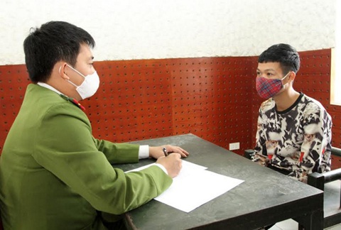 Khởi tố, bắt giam thanh niên say rượu đâm người dân và trung tá công an - Ảnh 1. Khởi tố, bắt giam thanh niên say rượu đâm người dân và trung tá công an - Ảnh 1.