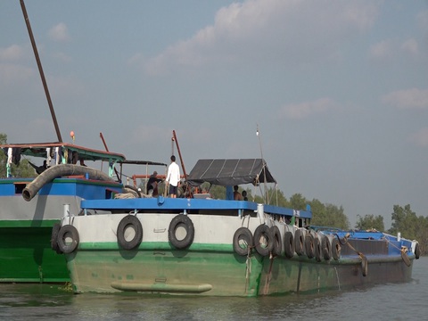 Sà lan ‘khủng’ hiện đại công khai hút cát sát bờ - Ảnh 4. Sà lan ‘khủng’ hiện đại công khai hút cát sát bờ - Ảnh 4.