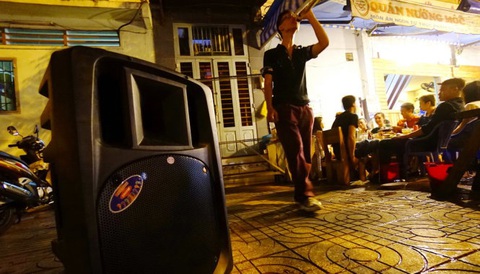 Gọi điện báo ‘karaoke khủng bố’, trả lời: ‘Ngày nghỉ cho người ta vui chút’ - Ảnh 1. Gọi điện báo ‘karaoke khủng bố’, trả lời: ‘Ngày nghỉ cho người ta vui chút’ - Ảnh 1.
