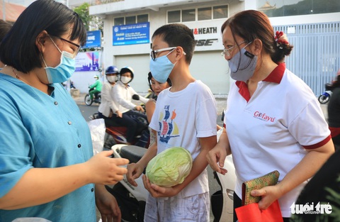 Người trẻ Sài Gòn thuê xe ra tận Hải Dương mua bắp cải về bán giá... 0 đồng - Ảnh 3. Người trẻ Sài Gòn thuê xe ra tận Hải Dương mua bắp cải về bán giá... 0 đồng - Ảnh 3.