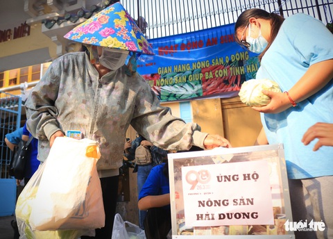 Người trẻ Sài Gòn thuê xe ra tận Hải Dương mua bắp cải về bán giá... 0 đồng - Ảnh 2. Người trẻ Sài Gòn thuê xe ra tận Hải Dương mua bắp cải về bán giá... 0 đồng - Ảnh 2.