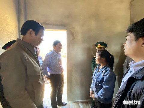 Chủ tịch Quảng Nam ăn trưa cùng người dân vùng sạt lở ngày đầu xuân - Ảnh 5. Chủ tịch Quảng Nam ăn trưa cùng người dân vùng sạt lở ngày đầu xuân - Ảnh 5.