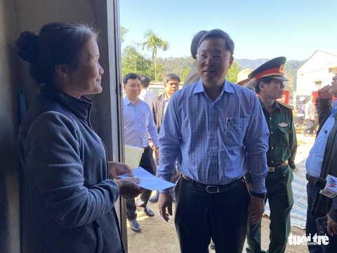 Chủ tịch Quảng Nam ăn trưa cùng người dân vùng sạt lở ngày đầu xuân - Ảnh 6. Chủ tịch Quảng Nam ăn trưa cùng người dân vùng sạt lở ngày đầu xuân - Ảnh 6.