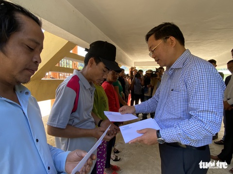 Chủ tịch Quảng Nam ăn trưa cùng người dân vùng sạt lở ngày đầu xuân - Ảnh 4. Chủ tịch Quảng Nam ăn trưa cùng người dân vùng sạt lở ngày đầu xuân - Ảnh 4.