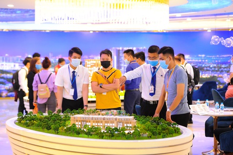 Dịch COVID trở lại: Hướng đi nào cho giao dịch BĐS năm 2021? - Ảnh 1. Dịch COVID trở lại: Hướng đi nào cho giao dịch BĐS năm 2021? - Ảnh 1.