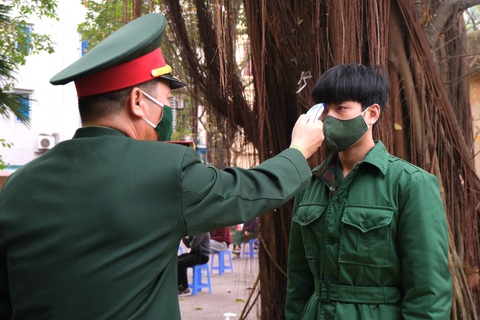 Bắt đầu xét nghiệm COVID-19 cho tân binh thủ đô - Ảnh 3. Bắt đầu xét nghiệm COVID-19 cho tân binh thủ đô - Ảnh 3.