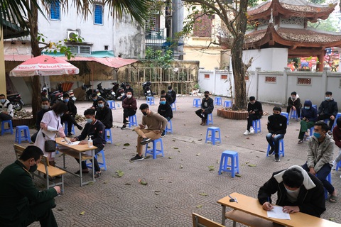 Bắt đầu xét nghiệm COVID-19 cho tân binh thủ đô - Ảnh 2. Bắt đầu xét nghiệm COVID-19 cho tân binh thủ đô - Ảnh 2.