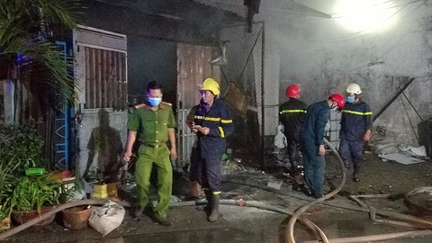 Cháy lớn vựa phế liệu trong đêm, người dân xung quanh hoảng hốt - Ảnh 2. Cháy lớn vựa phế liệu trong đêm, người dân xung quanh hoảng hốt - Ảnh 2.
