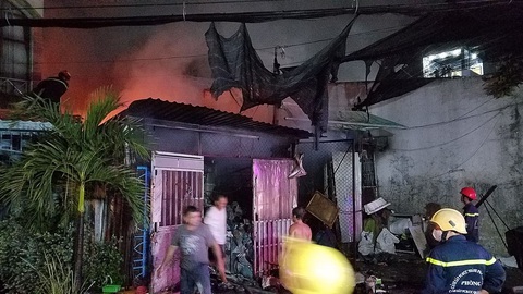 Cháy lớn vựa phế liệu trong đêm, người dân xung quanh hoảng hốt - Ảnh 1. Cháy lớn vựa phế liệu trong đêm, người dân xung quanh hoảng hốt - Ảnh 1.
