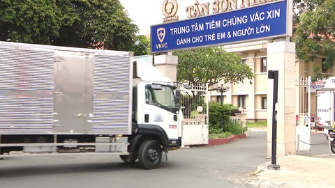117.600 liều vắc xin COVID-19 đầu tiên đã về kho VNVC - Ảnh 2. 117.600 liều vắc xin COVID-19 đầu tiên đã về kho VNVC - Ảnh 2.