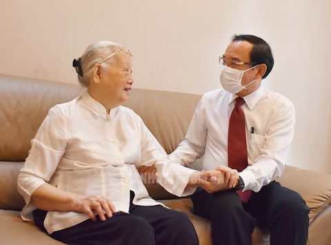 Bí thư Thành ủy TP.HCM Nguyễn Văn Nên thăm cán bộ y tế tiêu biểu - Ảnh 1. Bí thư Thành ủy TP.HCM Nguyễn Văn Nên thăm cán bộ y tế tiêu biểu - Ảnh 1.