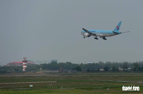 Lô vắc xin ngừa COVID-19 đầu tiên về Việt Nam đã đáp xuống sân bay - Ảnh 1. Lô vắc xin ngừa COVID-19 đầu tiên về Việt Nam đã đáp xuống sân bay - Ảnh 1.