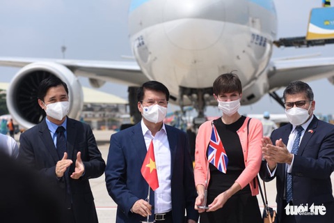 Lô vắc xin ngừa COVID-19 đầu tiên về Việt Nam đã đáp xuống sân bay - Ảnh 2. Lô vắc xin ngừa COVID-19 đầu tiên về Việt Nam đã đáp xuống sân bay - Ảnh 2.