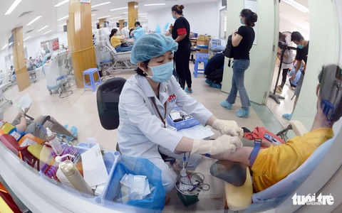Mùa dịch, tiếp nhận hiến máu theo cách an toàn - Ảnh 1. Mùa dịch, tiếp nhận hiến máu theo cách an toàn - Ảnh 1.