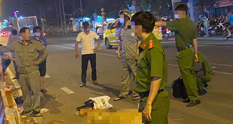 Nạn nhân bị 2 thanh niên giật túi xách tông xe đã tử vong - Ảnh 1. Nạn nhân bị 2 thanh niên giật túi xách tông xe đã tử vong - Ảnh 1.