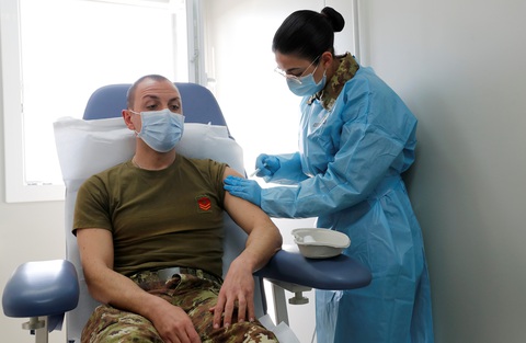 Sáng nay, lô vắc xin đầu tiên về Việt Nam qua sân bay Tân Sơn Nhất - Ảnh 2. Sáng nay, lô vắc xin đầu tiên về Việt Nam qua sân bay Tân Sơn Nhất - Ảnh 2.