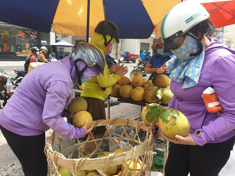 Dân Sài Gòn đua nhau giải cứu bưởi Đồng Nai - Ảnh 2. Dân Sài Gòn đua nhau giải cứu bưởi Đồng Nai - Ảnh 2.