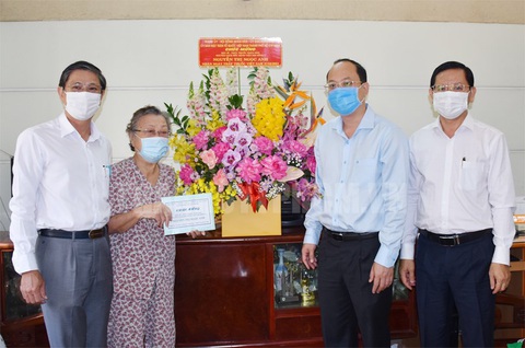 Lãnh đạo TP.HCM thăm, chúc mừng thầy thuốc, cán bộ y tế tiêu biểu - Ảnh 2. Lãnh đạo TP.HCM thăm, chúc mừng thầy thuốc, cán bộ y tế tiêu biểu - Ảnh 2.