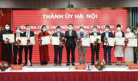 Bí thư Hà Nội: Cả nước trân trọng tinh thần phục vụ, hi sinh nơi tuyến đầu chống dịch - Ảnh 1. Bí thư Hà Nội: Cả nước trân trọng tinh thần phục vụ, hi sinh nơi tuyến đầu chống dịch - Ảnh 1.
