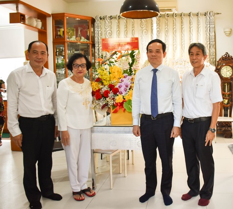 Lãnh đạo TP.HCM thăm, chúc mừng thầy thuốc, cán bộ y tế tiêu biểu - Ảnh 1. Lãnh đạo TP.HCM thăm, chúc mừng thầy thuốc, cán bộ y tế tiêu biểu - Ảnh 1.