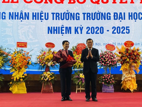 Trường ĐH Thương mại có hiệu trưởng đầu tiên do hội đồng trường bầu - Ảnh 1. Trường ĐH Thương mại có hiệu trưởng đầu tiên do hội đồng trường bầu - Ảnh 1.
