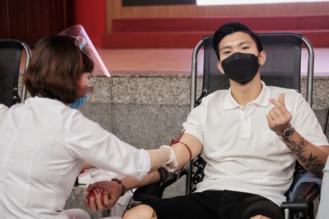Cầu thủ Đoàn Văn Hậu hiến máu: Mỗi người đều có thể làm điều gì đó cho người khác - Ảnh 5. Cầu thủ Đoàn Văn Hậu hiến máu: Mỗi người đều có thể làm điều gì đó cho người khác - Ảnh 5.