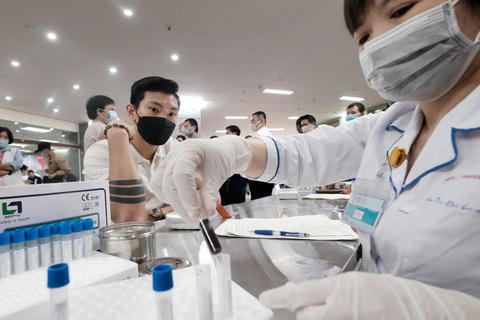 Cầu thủ Đoàn Văn Hậu hiến máu: Mỗi người đều có thể làm điều gì đó cho người khác - Ảnh 4. Cầu thủ Đoàn Văn Hậu hiến máu: Mỗi người đều có thể làm điều gì đó cho người khác - Ảnh 4.