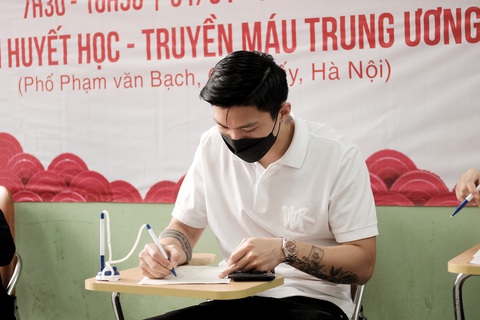 Cầu thủ Đoàn Văn Hậu hiến máu: Mỗi người đều có thể làm điều gì đó cho người khác - Ảnh 2. Cầu thủ Đoàn Văn Hậu hiến máu: Mỗi người đều có thể làm điều gì đó cho người khác - Ảnh 2.