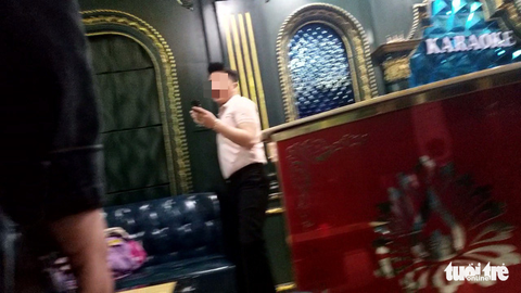 Bất chấp lệnh cấm, karaoke, cà phê, trà đá ở Hà Nội vẫn ‘đông như hội’ - Ảnh 3. Bất chấp lệnh cấm, karaoke, cà phê, trà đá ở Hà Nội vẫn ‘đông như hội’ - Ảnh 3.