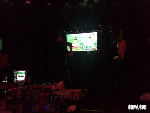 Bất chấp lệnh cấm, karaoke, cà phê, trà đá ở Hà Nội vẫn ‘đông như hội’ - Ảnh 4. Bất chấp lệnh cấm, karaoke, cà phê, trà đá ở Hà Nội vẫn ‘đông như hội’ - Ảnh 4.