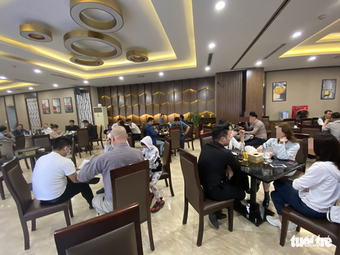 Bất chấp lệnh cấm, karaoke, cà phê, trà đá ở Hà Nội vẫn ‘đông như hội’ - Ảnh 5. Bất chấp lệnh cấm, karaoke, cà phê, trà đá ở Hà Nội vẫn ‘đông như hội’ - Ảnh 5.